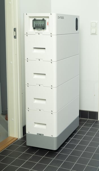 Dyness Tower Pro -akku Koskelinien kodinhoitohuoneen nurkassa.