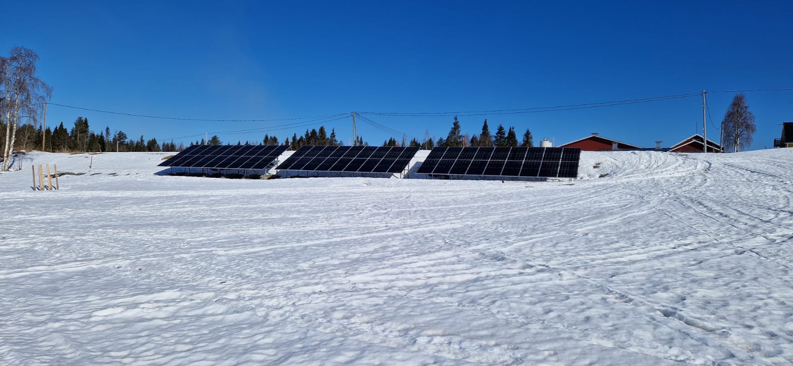 Maalaisjuustolan paneelit aurinkoisena ja lumisena päivänä.