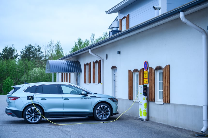 Sähköauton lataus