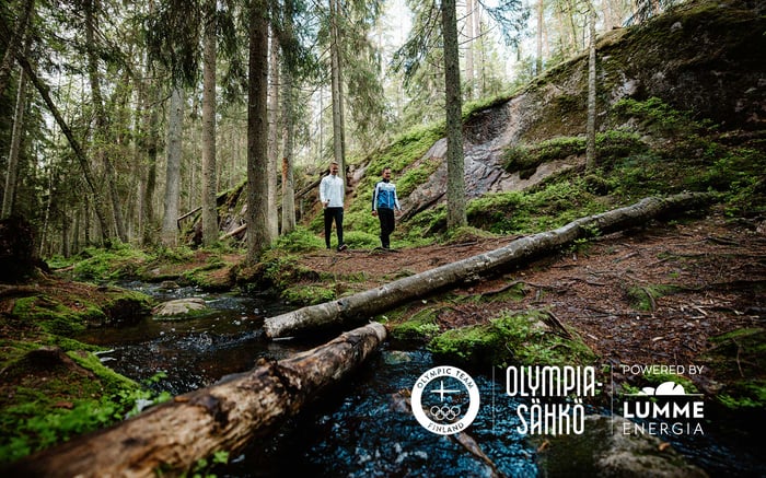 Olympisähkö-Lumme-x-Olympiakomitea.-Sami-ja-Aku-metsässä-kävelemässä