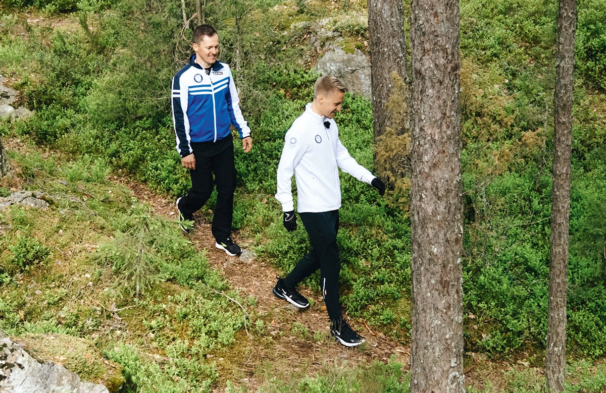 Aku Partanen ja Sami Jauhojärvi kävelevät metsässä