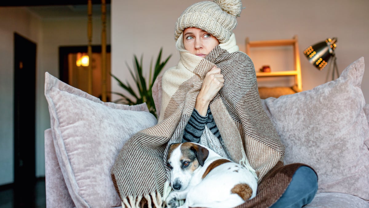 tytto_kylmissaan_koiran_kanssa_sohvalla