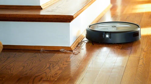 iRobot-roomba-j7-robotti-imuri-lattialla