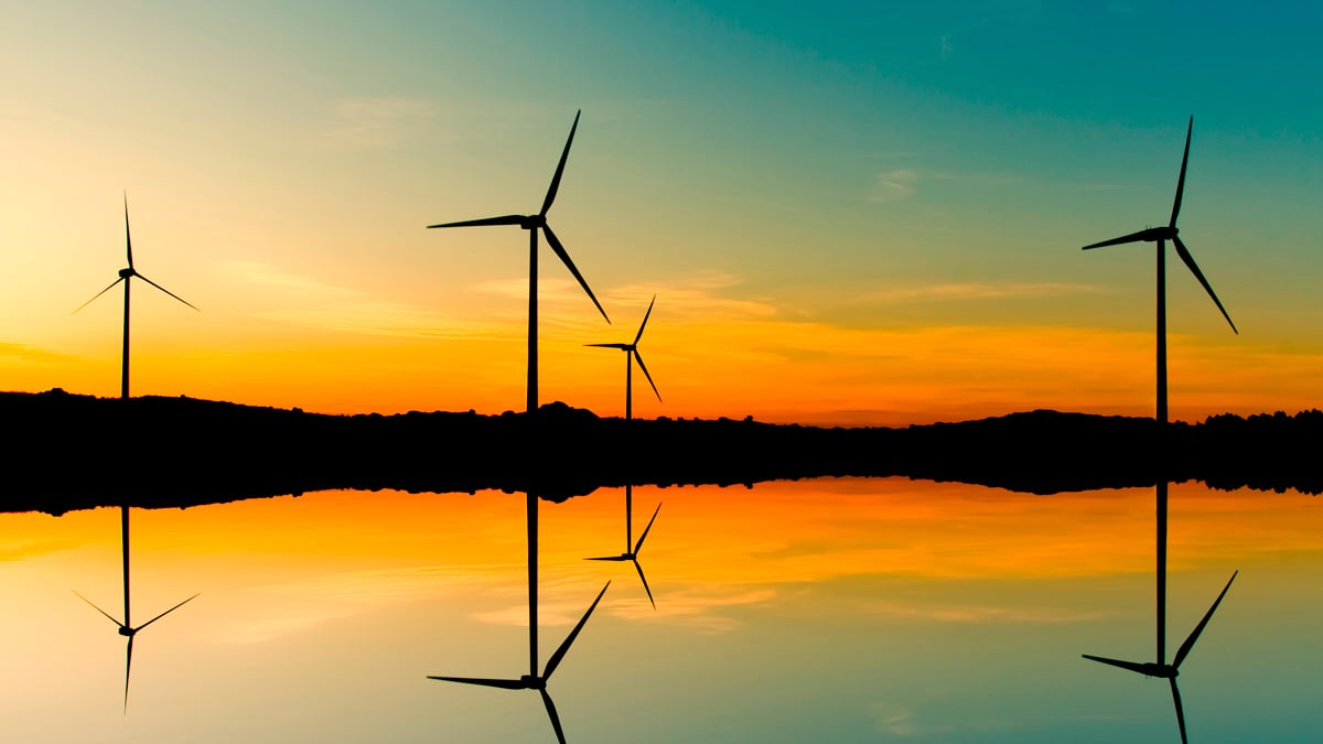 tuulimyllyt-auringonlaskussa