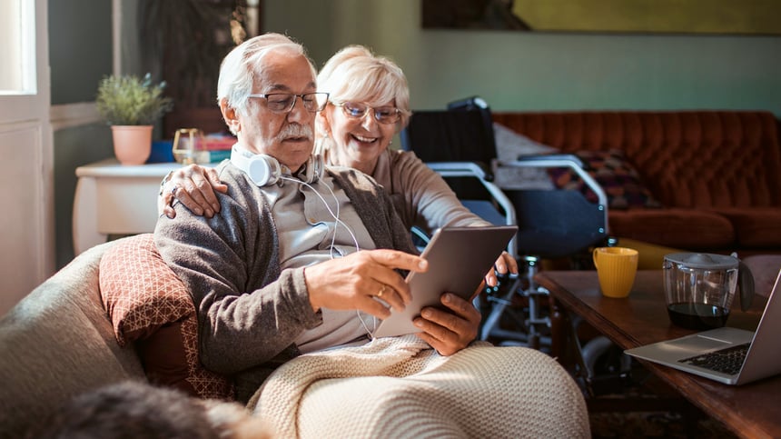 vanhukset-sohvalla-tutkivat-tablettia