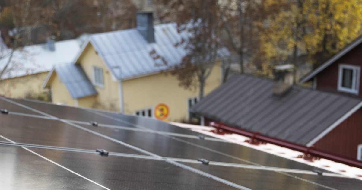 Omakotitalon aurinkopaneelit katolta kuvattuna.