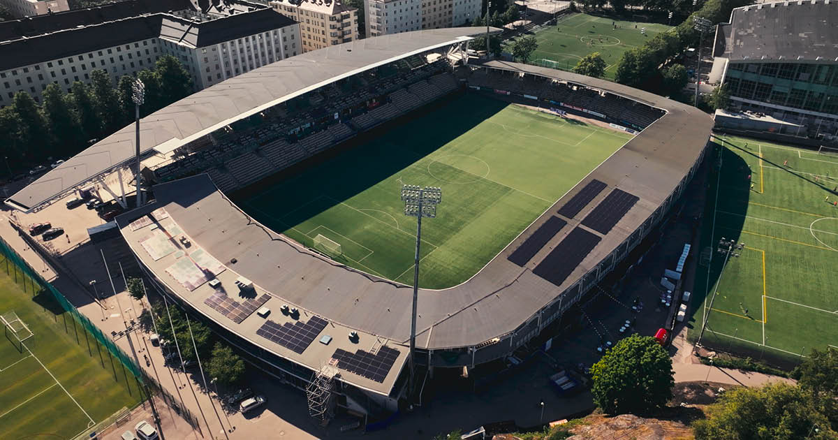 HJK:n kotistadion ja aurinkopaneelit katolla.