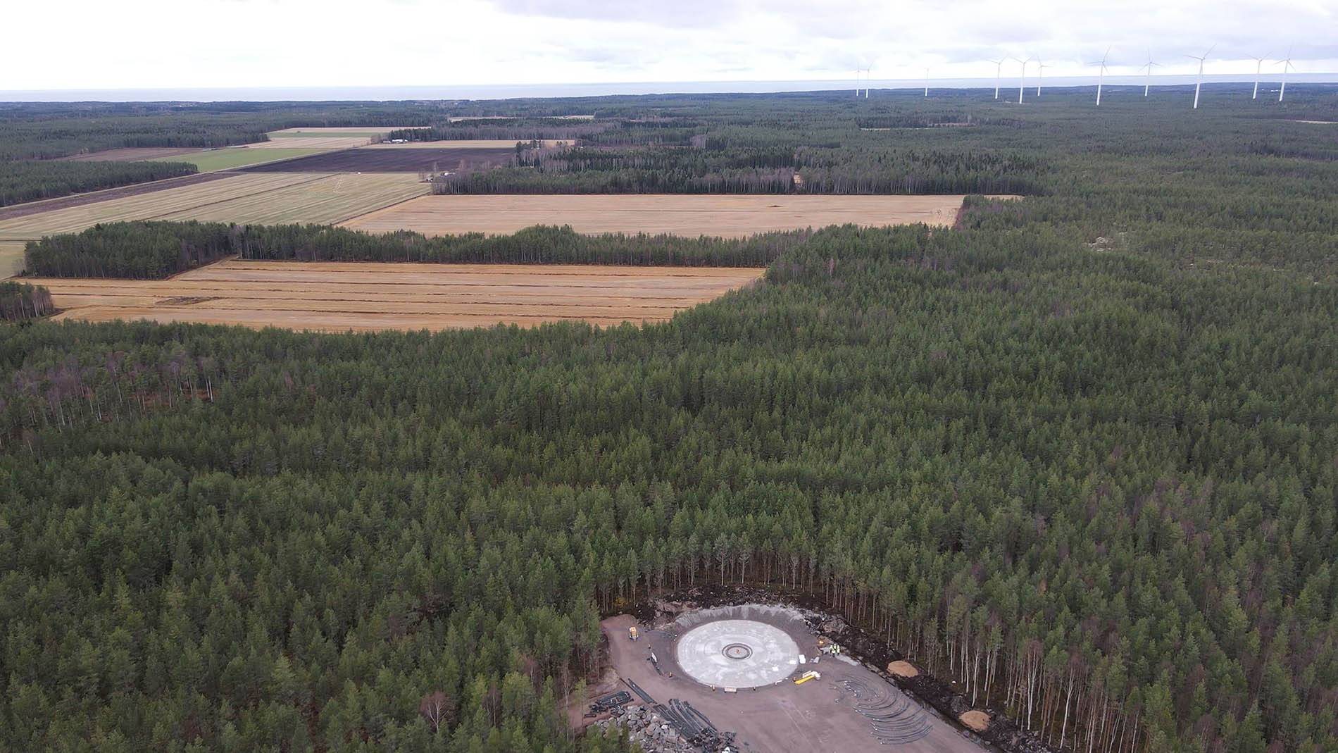 Kalajoen Juurakko-hybridipuistoon asennetaan 24000 aurinkopaneelia vuonna 2022.