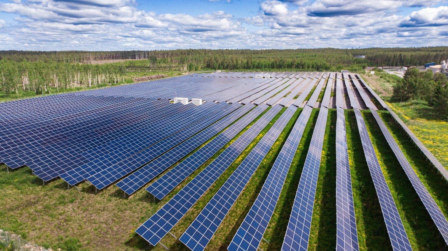 Nurmon Auringon 5 MW aurinkopuiston suurin kenttä Atrian tehtaalla Nurmossa. Kuva: Solarigo