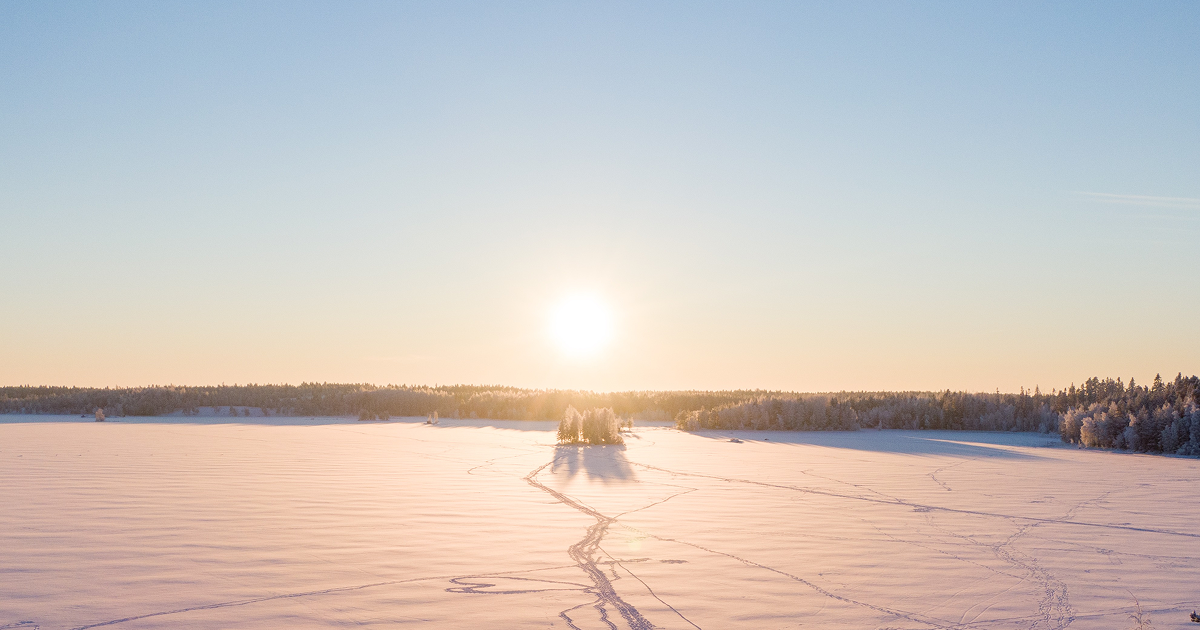 Aurinkoinen talvimaisema.