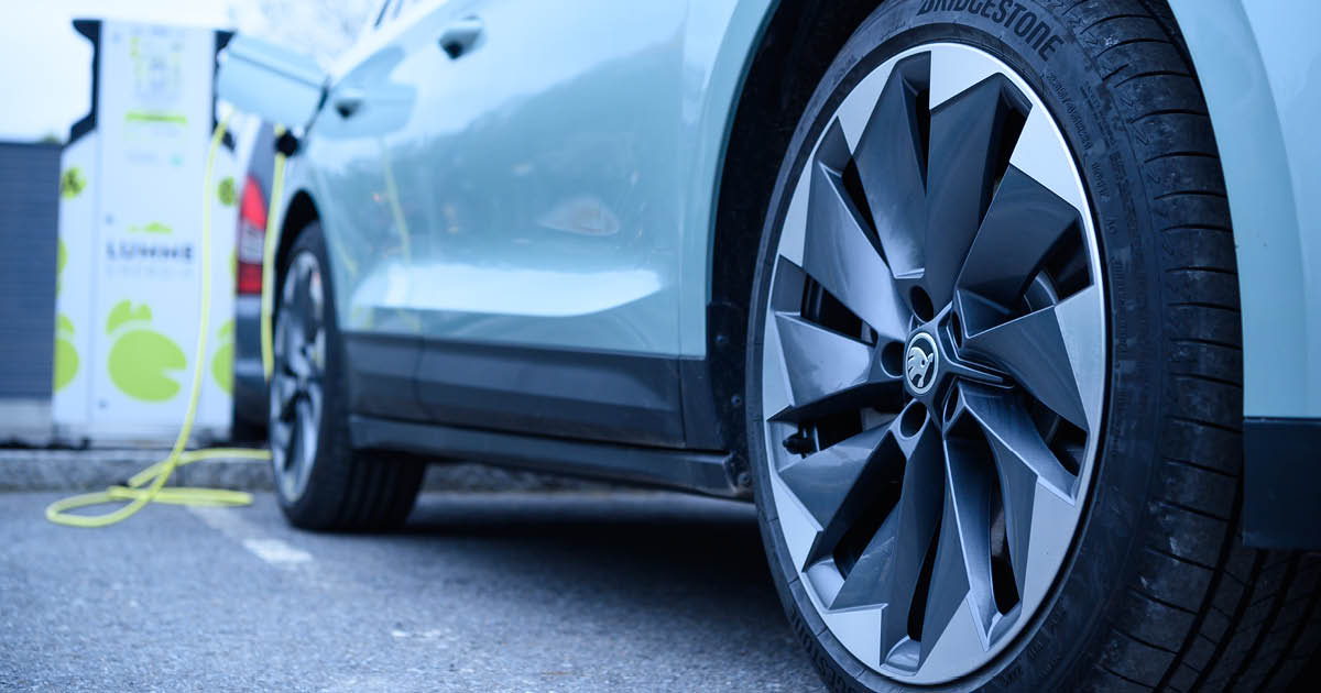 Harmaata_Skoda_sahkoautoa_ladataan_Lumme_Energian_sahkoauton_latauspisteella_parkkipaikalla