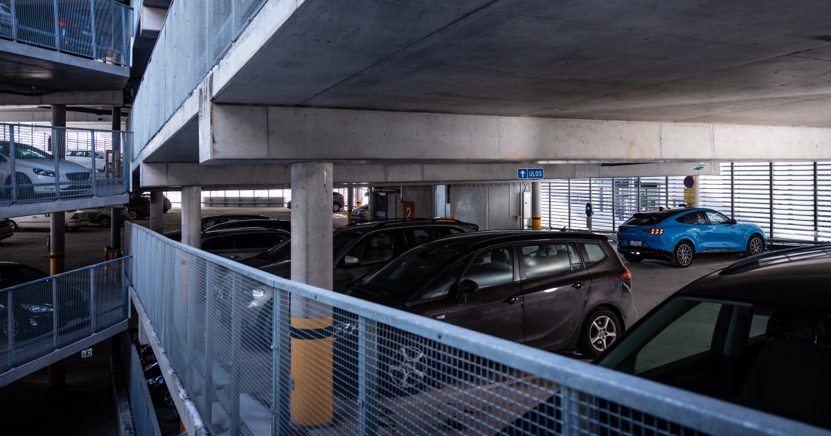 Sähköauton latauspisteitä monikerroksisessa parkkihallissa