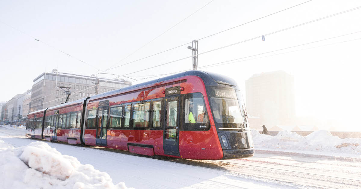 Tampereen_ratikka_liikennoimassa_keskustassa_talvella.