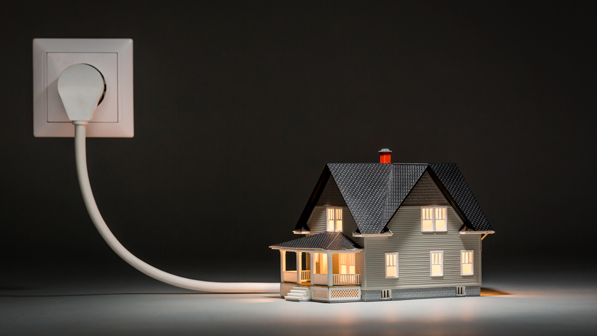 valaistu omakotitalo sähköjohdon päässä.