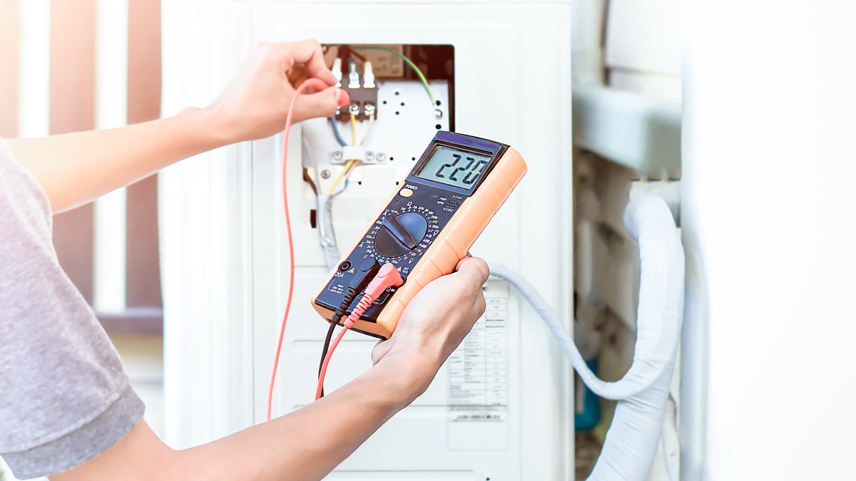 Korjaaja tarkistaa ilmalämpöpumpun toimivuutta.