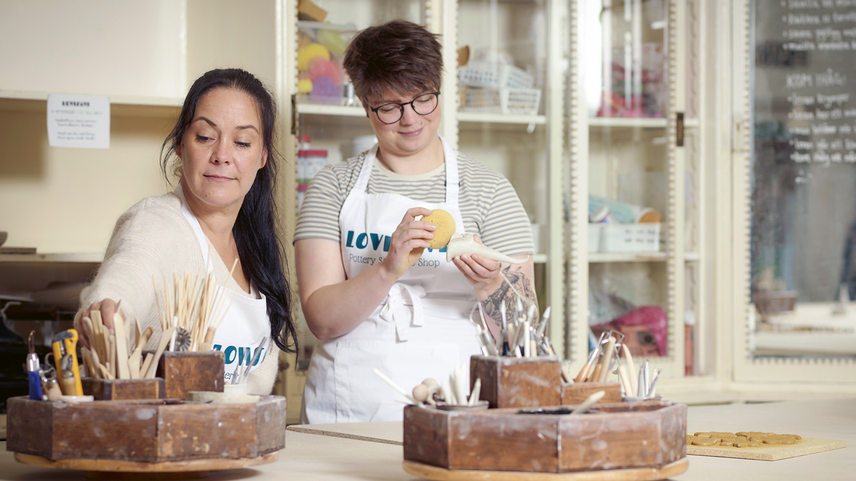 LoviSavi Oy:n yrittäjät, artesaanit Janine Bergström ja Pia-Maria Reinholm