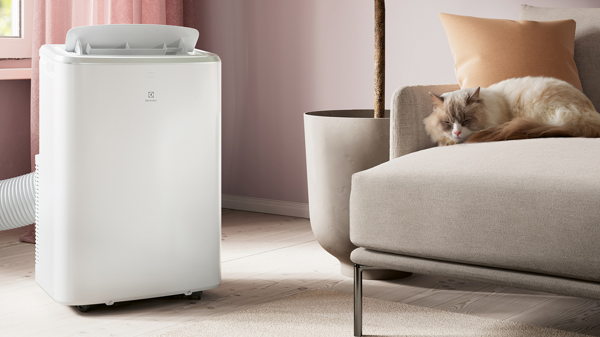 Siirrettävä ilmastointilaite pitää sisäilman miellyttävänä myös lemmikille. Kuva: Electrolux