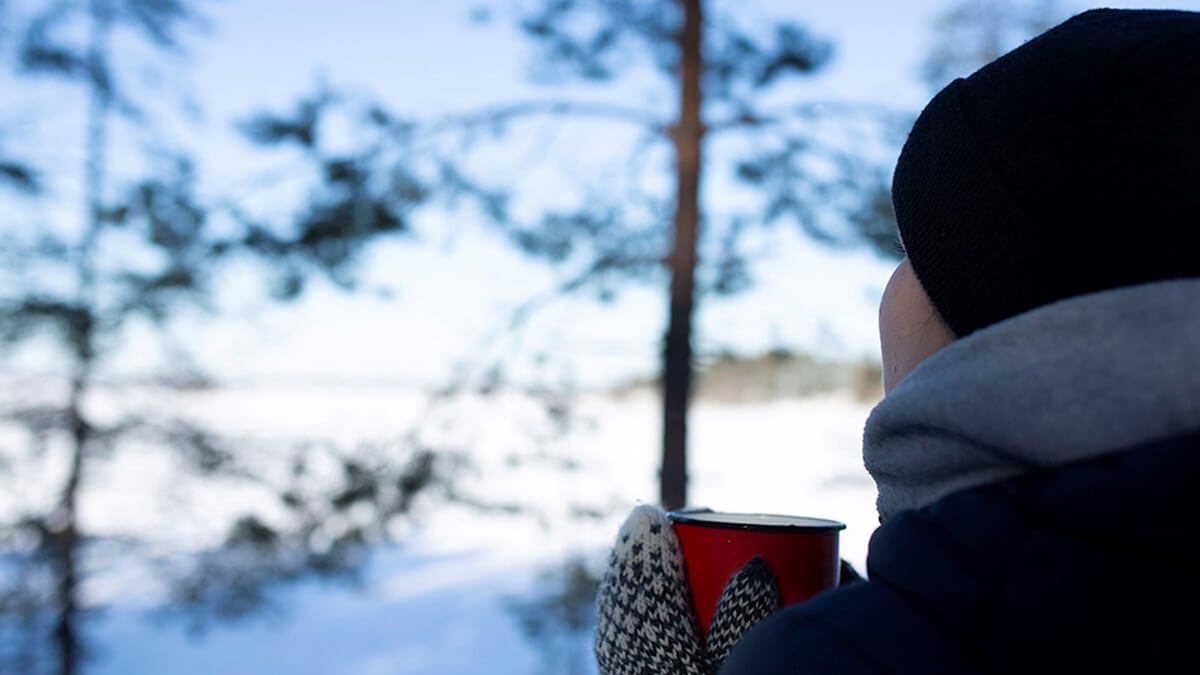 kuppi-kuumaa-juotavaa-nainen-talvi-maisema