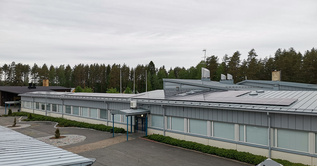 Toivakan koulukeskuksen katolla on Lumme Energian toimittama aurinkovoimala.