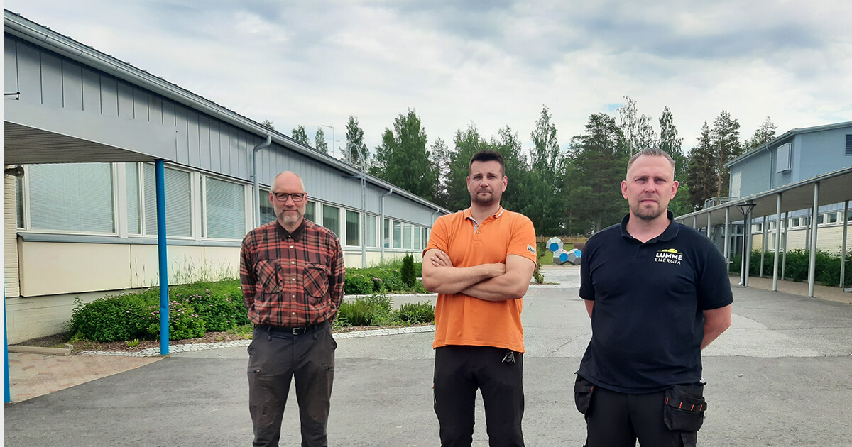 Toivakan kunnan aurinkovoimalan luovutustilaisuudessa Sakari Ainali, Jukka Paalanen ja Sauli Kuparinen.