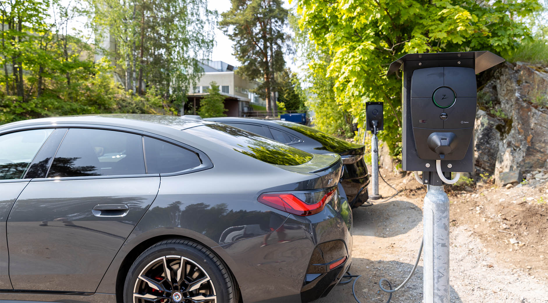 Spahotel Casinon sähköauton latauspisteillä kaksi sähköautoa latauksessa